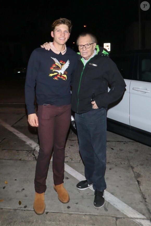 Larry King dîne avec son fils au restaurant Craig de West Hollywood le 9 janvier 2019.
