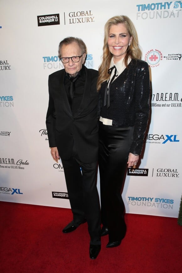 Larry King et sa femme Shawn King - Les Célébrités arrivent à la soirée de gala "AMT's 2017 D.R.E.A.M." à Beverly Hills le 11 novembre 2017.