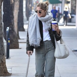 Exclusif - Selma Blair marche difficilement avec une canne dans les rues de Studio City. Actuellement en tournage de la série "Another Life", Selma Blair a révélé être atteinte de sclérose en plaques, maladie auto-immune du système nerveux. Le 22 octobre 2018