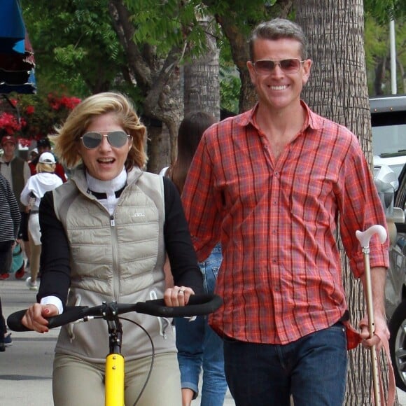 Selma Blair se balade avec son compagnon David Lyons et s'arrête prendre un café chez Alfred Coffee à Los Angeles. Le 18 mai 2019