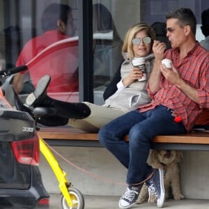 Selma Blair se balade avec son compagnon David Lyons et s'arrête prendre un café chez Alfred Coffee à Los Angeles. Le 18 mai 2019