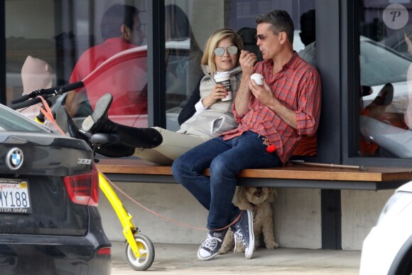Selma Blair se balade avec son compagnon David Lyons et s'arrête prendre un café chez Alfred Coffee à Los Angeles. Le 18 mai 2019