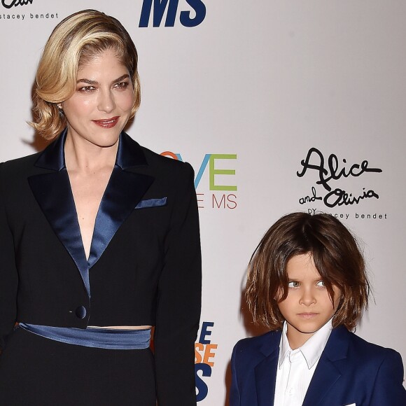 Selma Blair, son fils Arthur lors du photocall de la 26ème soirée Race To Erase MS à l'hôtel Beverly Hilton dans le quartier de Beverly Hills, à Los Angeles, Californie, Etats-Unis, le 10 mai 2019.