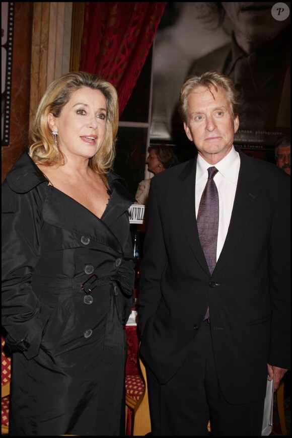 Catherine Deneuve et Michael Douglas lors du dîner d'ouverture du 33e Festival du film américain de Deauville le 31 août 2007.