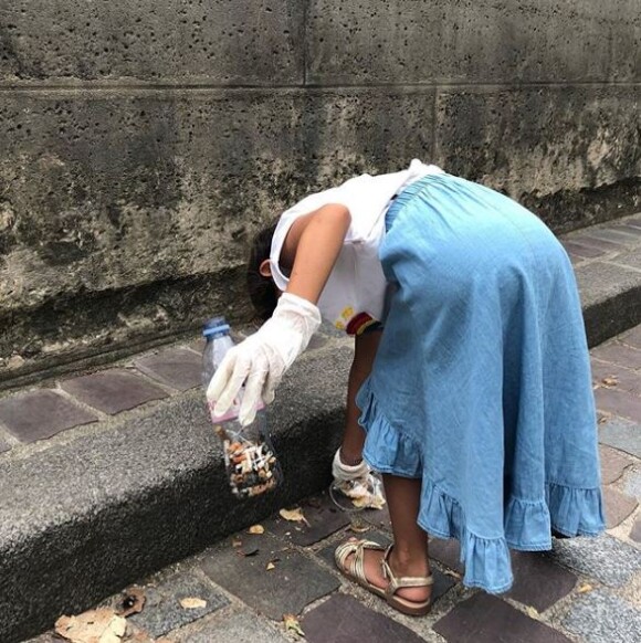 La fille de Jamel Debbouze et Melissa Theuriau ramasse les mégots de cigarette dans la rue, le 6 août 2019.
