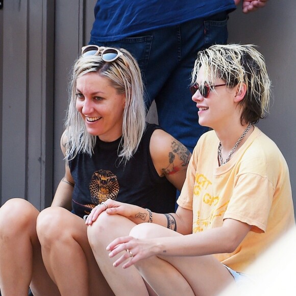 Exclusif - Kristen Stewart plaisante et embrasse tendrement sa compagne Dylan Meyer dans les rues de New York, 15 août 2019