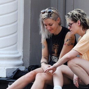 Exclusif - Kristen Stewart plaisante et embrasse tendrement sa compagne Dylan Meyer dans les rues de New York, 15 août 2019