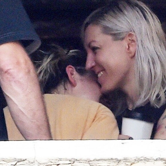 Exclusif - Kristen Stewart plaisante et embrasse tendrement sa compagne Dylan Meyer dans les rues de New York, 15 août 2019