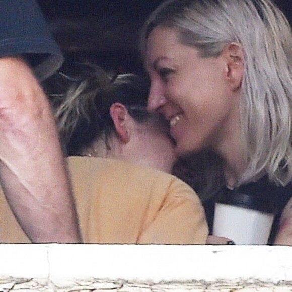 Exclusif - Kristen Stewart plaisante et embrasse tendrement sa compagne Dylan Meyer dans les rues de New York, 15 août 2019