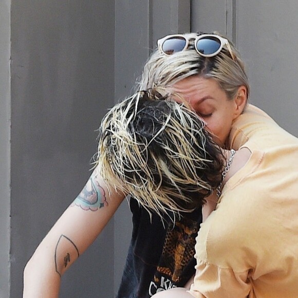 Exclusif - Kristen Stewart plaisante et embrasse tendrement sa compagne Dylan Meyer dans les rues de New York, 15 août 2019