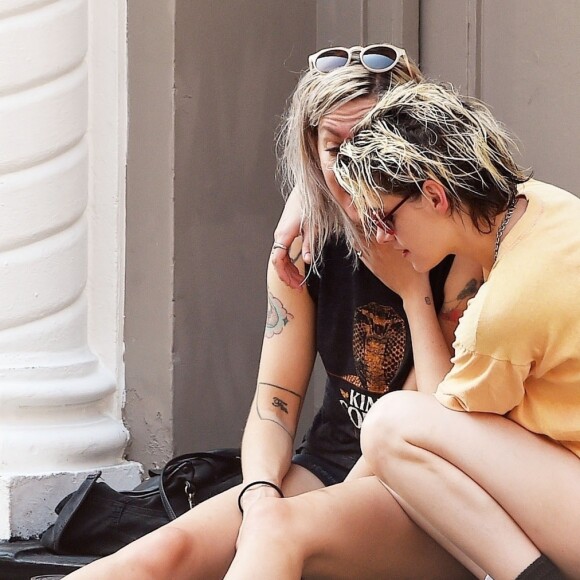 Exclusif - Kristen Stewart plaisante et embrasse tendrement sa compagne Dylan Meyer dans les rues de New York, 15 août 2019