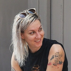 Exclusif - Kristen Stewart plaisante et embrasse tendrement sa compagne Dylan Meyer dans les rues de New York, 15 août 2019