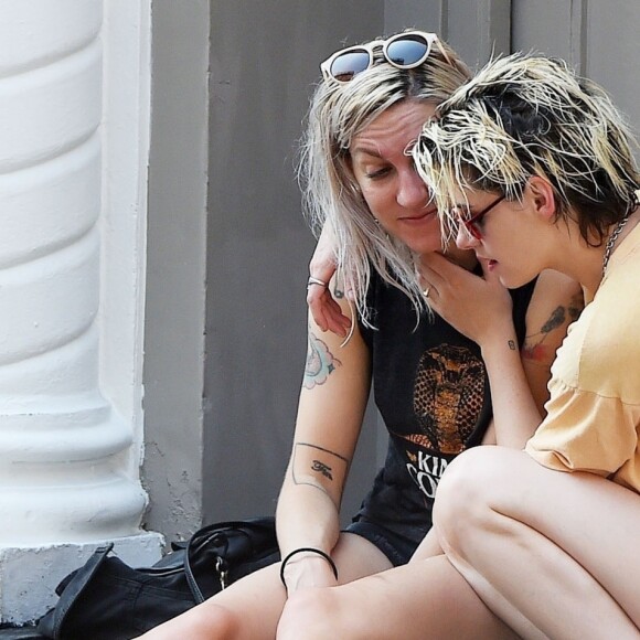 Exclusif - Kristen Stewart plaisante et embrasse tendrement sa compagne Dylan Meyer dans les rues de New York, 15 août 2019