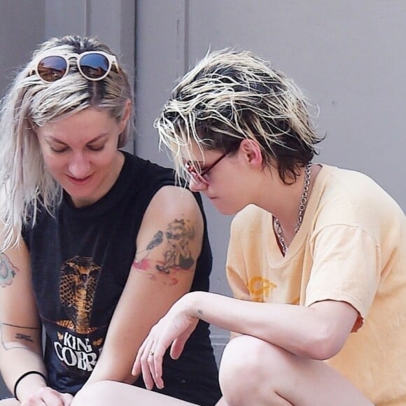Exclusif - Kristen Stewart plaisante et embrasse tendrement sa compagne Dylan Meyer dans les rues de New York, 15 août 2019