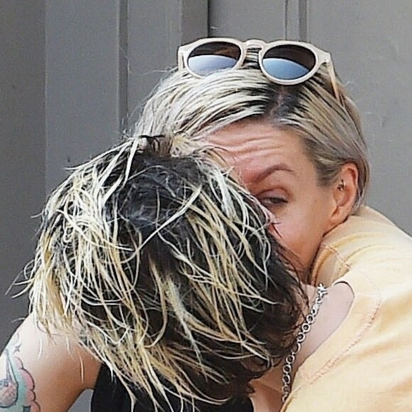 Exclusif - Kristen Stewart plaisante et embrasse tendrement sa compagne Dylan Meyer dans les rues de New York, 15 août 2019
