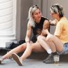 Exclusif - Kristen Stewart plaisante et embrasse tendrement sa compagne Dylan Meyer dans les rues de New York, 15 août 2019