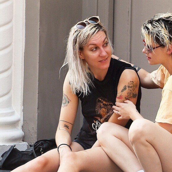 Exclusif - Kristen Stewart plaisante et embrasse tendrement sa compagne Dylan Meyer dans les rues de New York, 15 août 2019