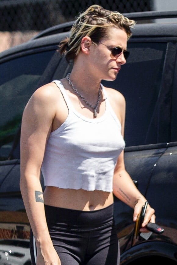 Kristen Stewart (sans soutien-gorge) se rend chez le coiffeur à Los Angeles, le 19 août 2019. Elle porte un legging noir Adidas et un crop top blanc.