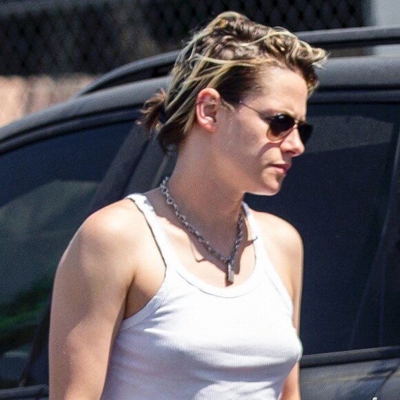 Kristen Stewart (sans soutien-gorge) se rend chez le coiffeur à Los Angeles, le 19 août 2019. Elle porte un legging noir Adidas et un crop top blanc.