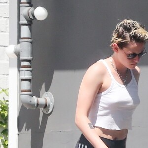 Kristen Stewart (sans soutien-gorge) se rend chez le coiffeur à Los Angeles, le 19 août 2019. Elle porte un legging noir Adidas et un crop top blanc.
