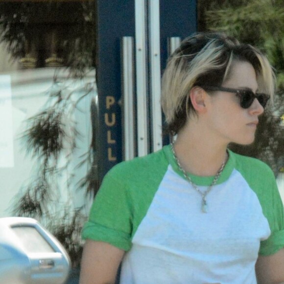 Kristen Stewart est allée déjeuner avec des amis au restaurant Kismet dans le quartier de Los Feliz à Los Angeles, le 13 août 2019