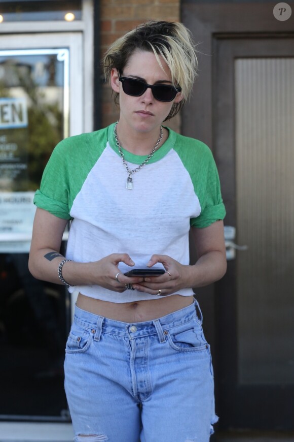 Kristen Stewart est allée déjeuner avec des amis au restaurant Kismet dans le quartier de Los Feliz à Los Angeles, le 13 août 2019