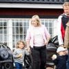 La princesse Sofia de Suède a amené ses deux fils le prince Alexander et le prince Gabriel voir leur père le prince Carl Philip de Suède courir en Porsche Carrera Cup Scandinavia le 18 août 2019 au circuit de Gellerasen près de Karlskoga.