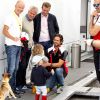 Le prince Carl Philip de Suède avec ses fils le prince Alexander et le prince Gabriel lors de sa course en Porsche Carrera Cup Scandinavia le 18 août 2019 au circuit de Gellerasen près de Karlskoga.