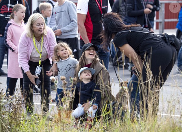 La princesse Sofia de Suède avec sa mère Marie Hellqvist et ses fils le prince Alexander et le prince Gabriel lors d'une course du prince Carl Philip de Suède en Porsche Carrera Cup Scandinavia le 18 août 2019 au circuit de Gellerasen près de Karlskoga.