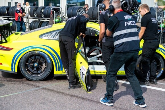 Le prince Carl Philip de Suède disputait une manche de la Porsche Carrera Cup Scandinavia au Karlskoga Motorstadion à Gällerasen, le 18 août 2019, et a connu un incident matériel qui l'a contraint à l'abandon.