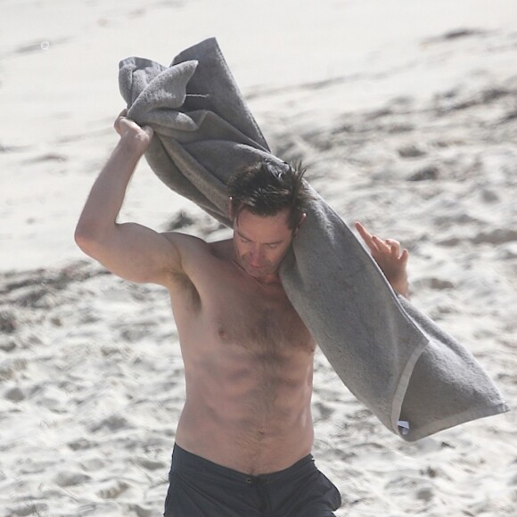 Exclusif - Hugh Jackman s'amuse dans les vagues de Cottesloe Beach en Australie, le 21 août 2019.