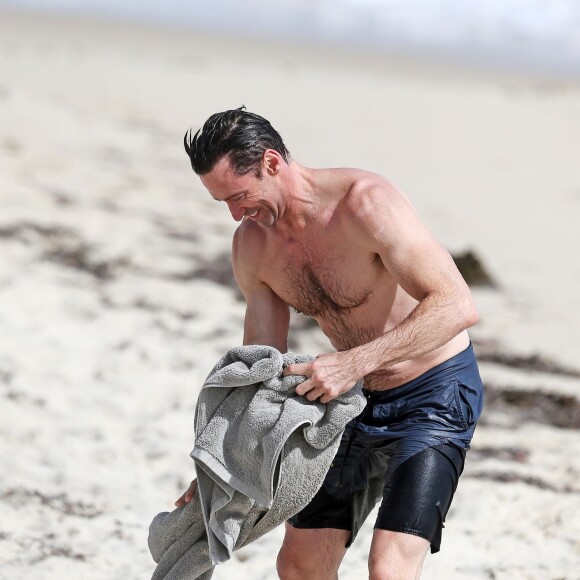 Exclusif - Hugh Jackman s'amuse dans les vagues de Cottesloe Beach en Australie, le 21 août 2019.