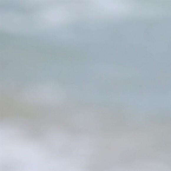 Exclusif - Hugh Jackman s'amuse dans les vagues de Cottesloe Beach en Australie, le 21 août 2019.