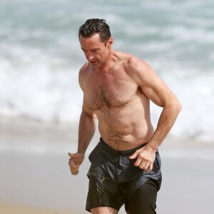 Exclusif - Hugh Jackman s'amuse dans les vagues de Cottesloe Beach en Australie, le 21 août 2019.
