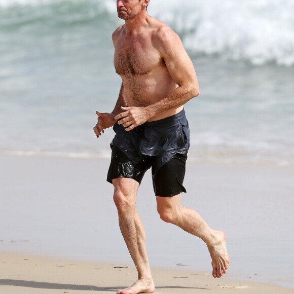 Exclusif - Hugh Jackman s'amuse dans les vagues de Cottesloe Beach en Australie, le 21 août 2019.