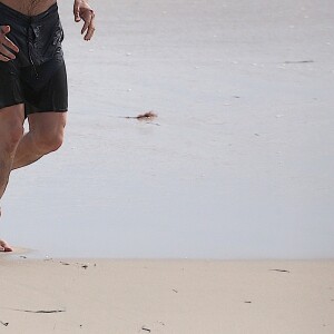 Exclusif - Hugh Jackman s'amuse dans les vagues de Cottesloe Beach en Australie, le 21 août 2019.