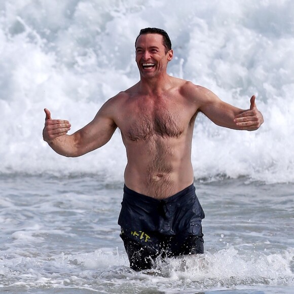 Exclusif - Hugh Jackman s'amuse dans les vagues de Cottesloe Beach en Australie, le 21 août 2019.