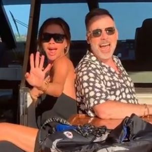 Victoria Beckham et David Furnish chantent une chanson de Barbra Streisand en bateau. Août 2019.