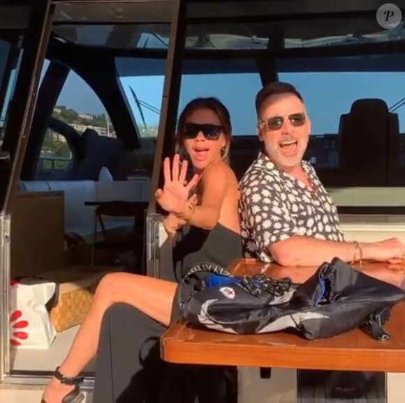 Victoria Beckham et David Furnish chantent une chanson de Barbra Streisand en bateau. Août 2019.