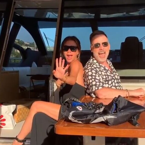 Victoria Beckham et David Furnish chantent une chanson de Barbra Streisand en bateau. Août 2019.