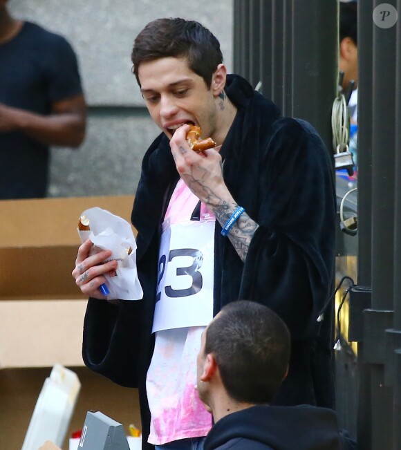 Pete Davidson s'amuse avec des amis avant le défilé "Alexander Wang" au Rockefeller Center de New York, NY, le 31 mai 2019.