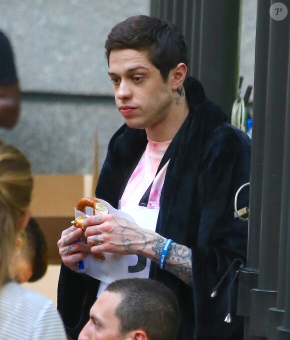 Pete Davidson s'amuse avec des amis avant le défilé "Alexander Wang" au Rockefeller Center de New York, NY, le 31 mai 2019.