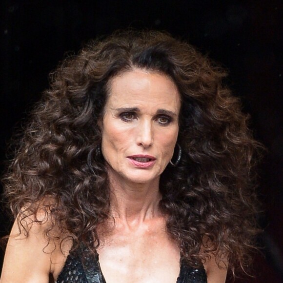 Exclusif - Andie MacDowell, le visage fatigué, à la sortie d'un immeuble à New York. Andie est en pleine promotion de son prochain film Ready Or Not. Le 21 août 2019