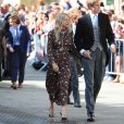 Sienna Miller et Lucas Zwirner lors du mariage de la chanteuse Ellie Goulding et de son compagnon Caspar Jopling le 31 août à York Minster, la cathédrale d'York, dans le nord de l'Angleterre.