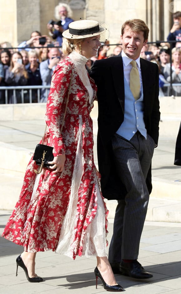 James Blunt et sa compagne Sofia Wellesley lors du mariage de la chanteuse Ellie Goulding et de son compagnon Caspar Jopling le 31 août à York Minster, la cathédrale d'York, dans le nord de l'Angleterre.