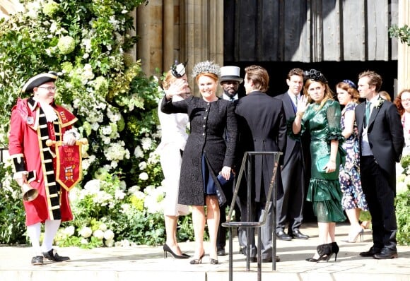 Sarah Ferguson et ses filles la princesse Beatrice et la princesse Eugenie d'York lors du mariage de la chanteuse Ellie Goulding et de son compagnon Caspar Jopling le 31 août à York Minster, la cathédrale d'York, dans le nord de l'Angleterre.