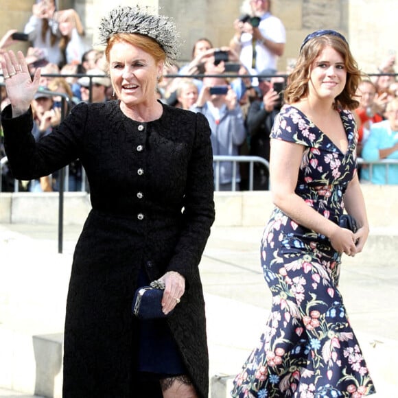 Sarah Ferguson, duchesse d'York, et sa fille la princesse Eugenie d'York au mariage de la chanteuse Ellie Goulding et de son compagnon Caspar Jopling le 31 août à York Minster, la cathédrale d'York, dans le nord de l'Angleterre.