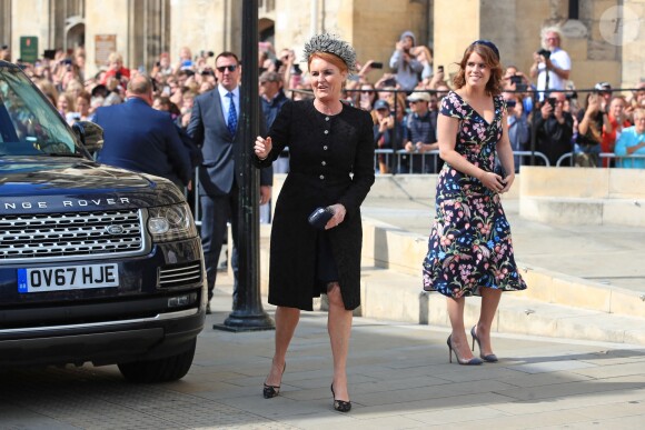 Sarah Ferguson, duchesse d'York, et sa fille la princesse Eugenie d'York au mariage de la chanteuse Ellie Goulding et de son compagnon Caspar Jopling le 31 août à York Minster, la cathédrale d'York, dans le nord de l'Angleterre.