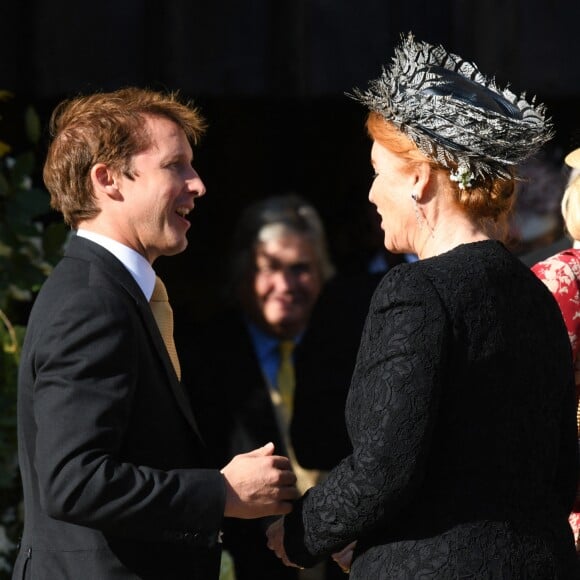 Sarah Ferguson, duchesse d'York, avec son gendre Jack Brooksbank au mariage de la chanteuse Ellie Goulding et de son compagnon Caspar Jopling le 31 août à York Minster, la cathédrale d'York, dans le nord de l'Angleterre.