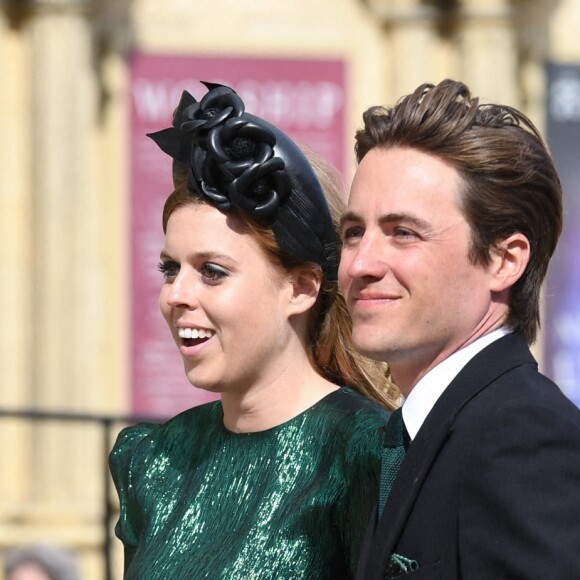 La princesse Beatrice d'York et son compagnon Edoardo Mapelli Mozzi lors du mariage de la chanteuse Ellie Goulding et de son compagnon Caspar Jopling le 31 août à York Minster, la cathédrale d'York, dans le nord de l'Angleterre.